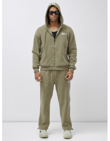 Мужской спортивный костюм для активного образа жизни.