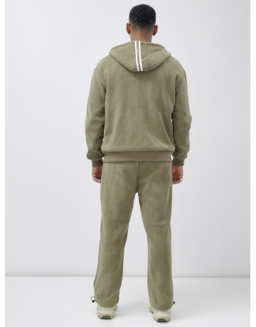 Мужской спортивный костюм для активного образа жизни.