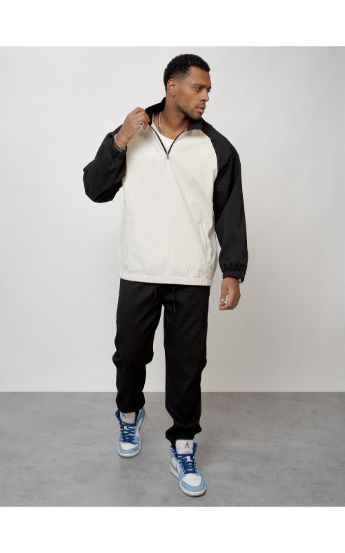 Мужской спортивный костюм для активного отдыха и повседневной носки.