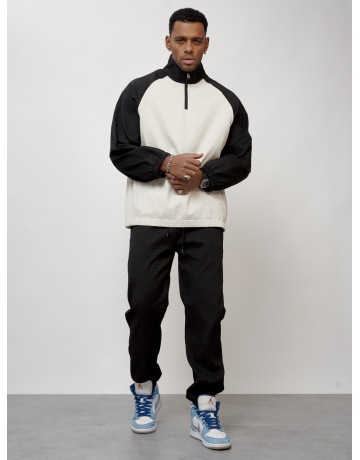 Мужской спортивный костюм для активного отдыха и повседневной носки.