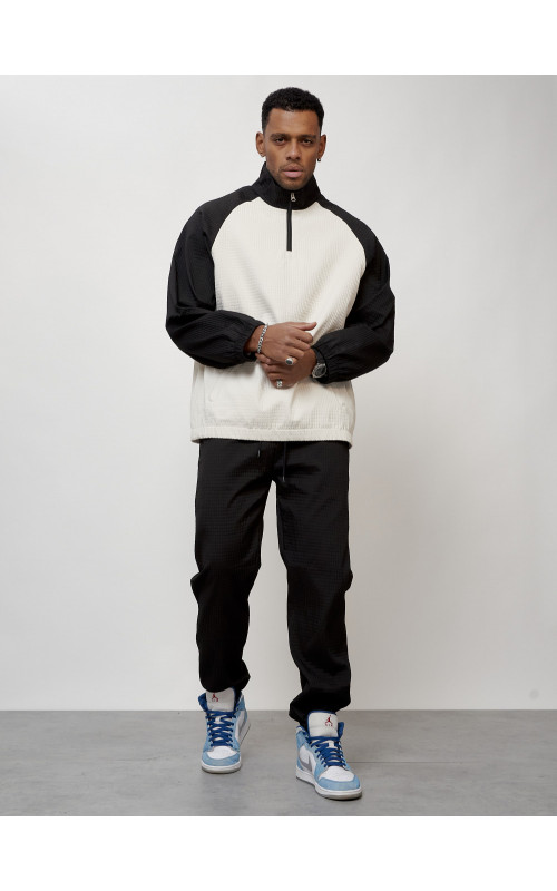 Мужской спортивный костюм для активного отдыха и повседневной носки.