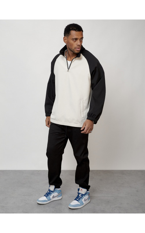 Мужской спортивный костюм для активного отдыха и повседневной носки.