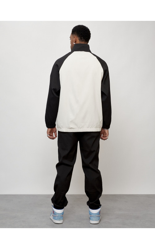 Мужской спортивный костюм для активного отдыха и повседневной носки.