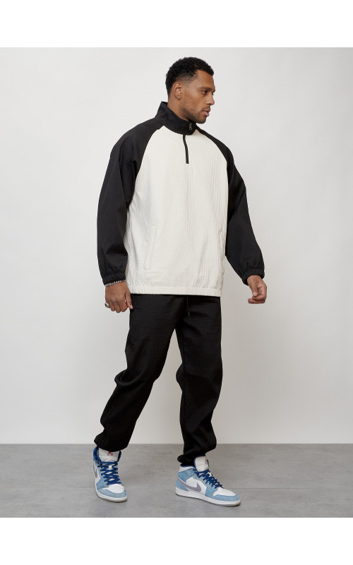 Мужской спортивный костюм для активного отдыха и повседневной носки.