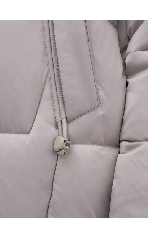 Длинный зимний пуховик премиум-класса.