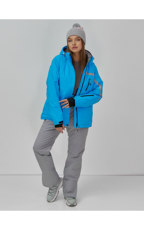 Женский горнолыжный костюм для зимних активностей.