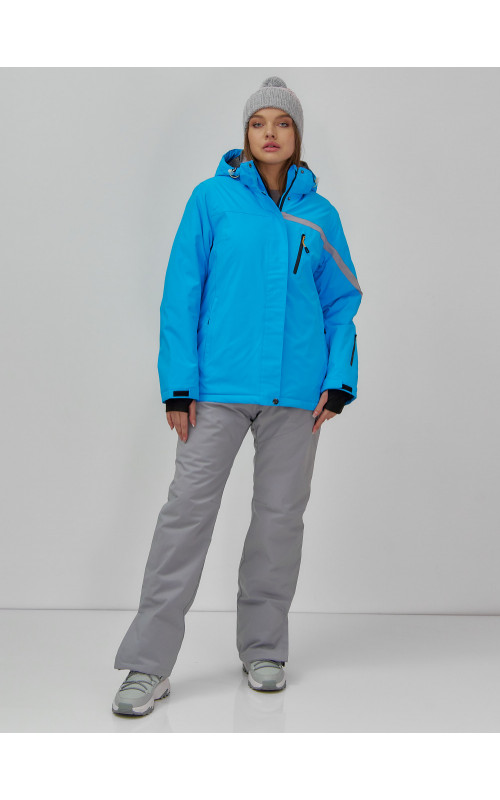 Женский горнолыжный костюм для зимних активностей.