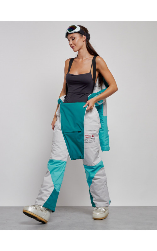 Зимний женский комбинезон для зимних видов спорта.