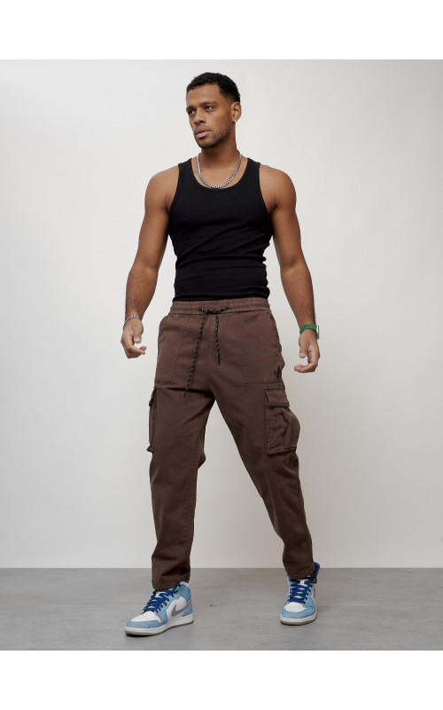 Мужские брюки зауженного кроя.