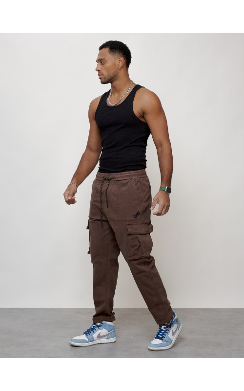 Мужские брюки зауженного кроя.