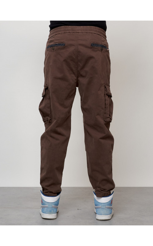 Мужские брюки зауженного кроя.