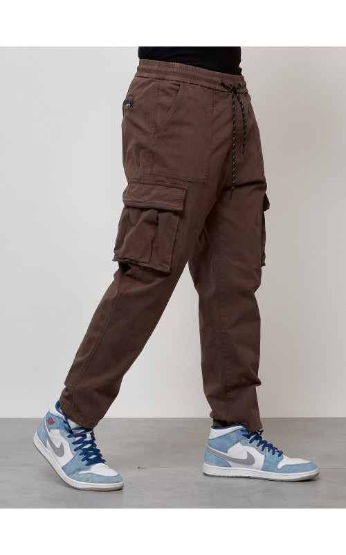 Мужские брюки зауженного кроя.