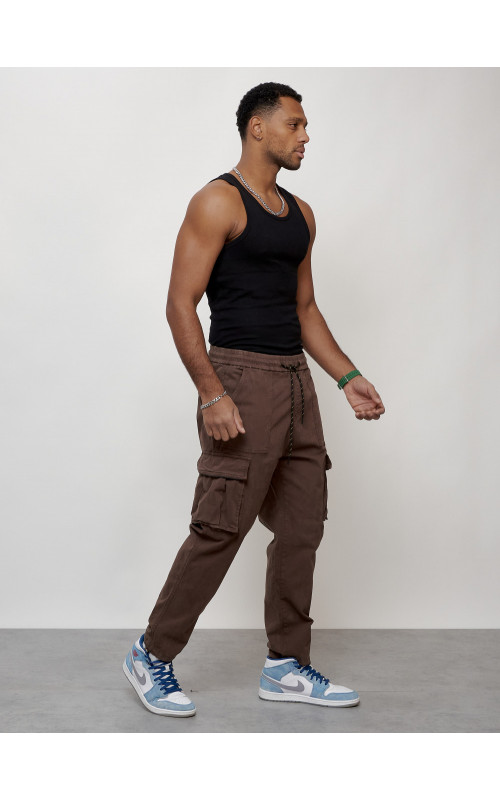 Мужские брюки зауженного кроя.