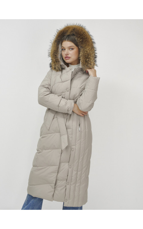 Длинный женский пуховик с мехом енота.