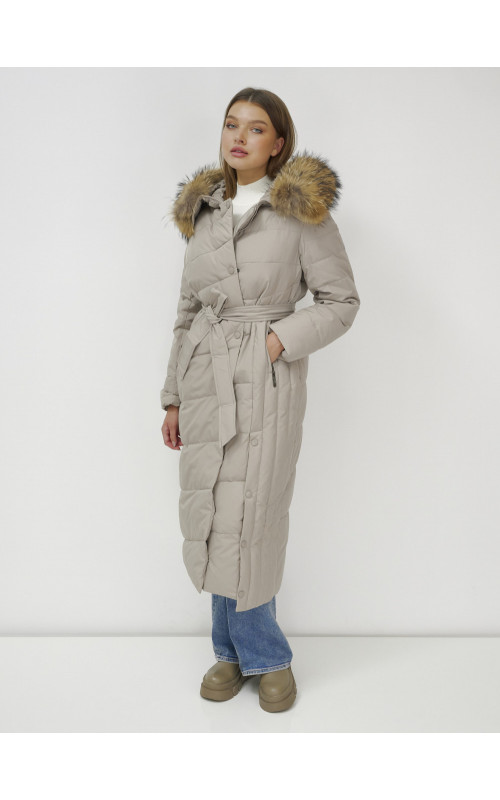 Длинный женский пуховик с мехом енота.