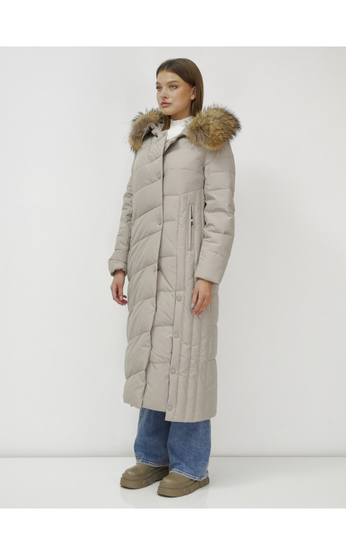 Длинный женский пуховик с мехом енота.