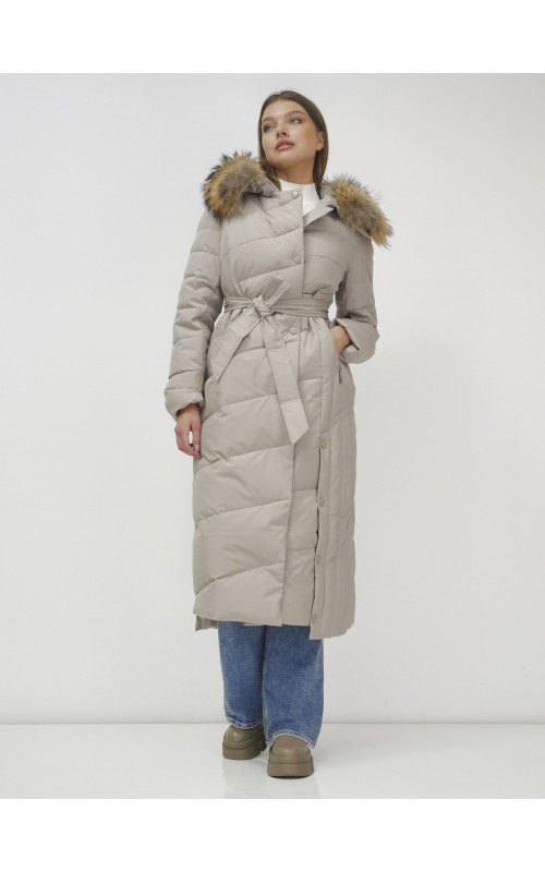 Длинный женский пуховик с мехом енота.